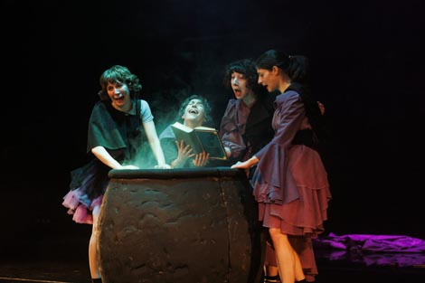 Teatar Poco Loco, Zagreb, i Studio za suvremeni ples, Zagreb: Probaj ponovno, mala vještice, red. Maja Katić, kor. Martina Tomić