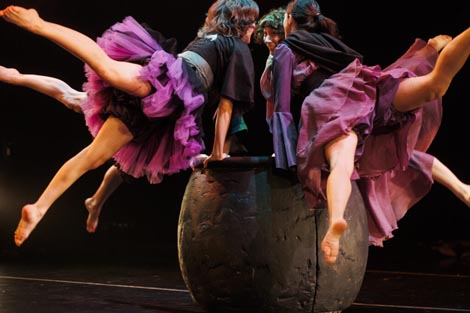 Teatar Poco Loco, Zagreb, i Studio za suvremeni ples, Zagreb: Probaj ponovno, mala vještice, red. Maja Katić, kor. Martina Tomić